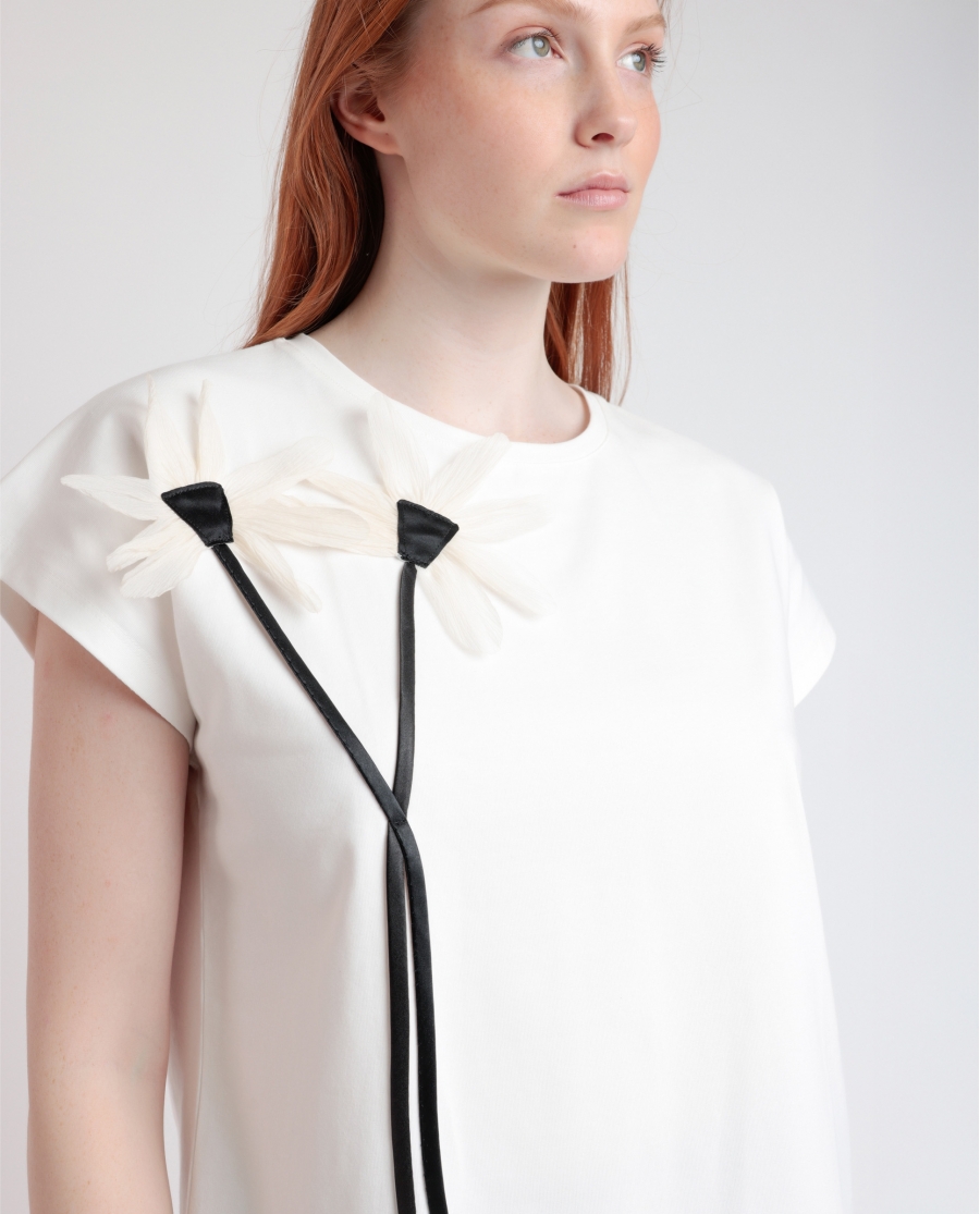 ADMAS Camiseta Manga Corta Flor Aplicada para Mujer CRUDO